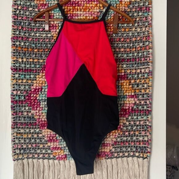 Another beautiful one piece.  Like new! - Picture 1 of 6